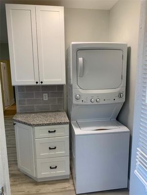 Interior, Utility Closets, Washer, Wood Texture Flooring