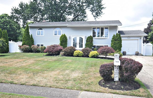 Attached, Exterior, Facade, Raised Ranch