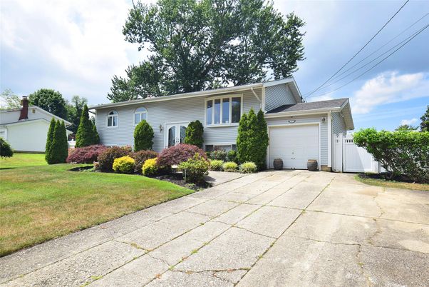 Attached, Exterior, Facade, Raised Ranch