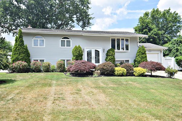 Attached, Exterior, Facade, Raised Ranch