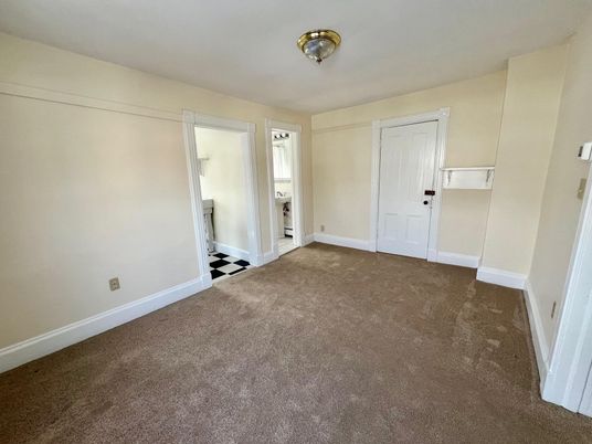 Empty room, Interior