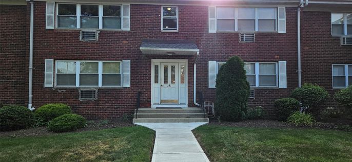 Exterior, Facade, Brick Facade, Rowhouse