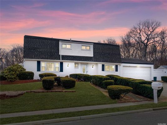 Attached, Exterior, Facade, Cape Cod