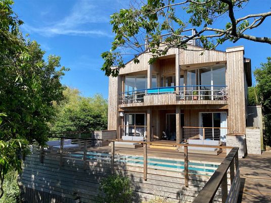Backyard, Exterior, Facade, Pool, Modern