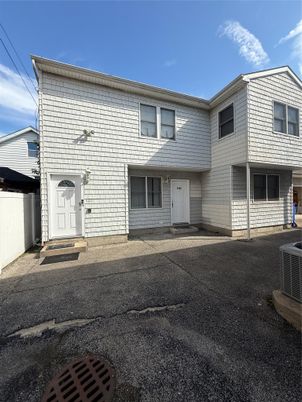 Attached, Exterior, Facade, Rowhouse
