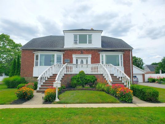 Exterior, Facade, Brick Facade, American Foursquare