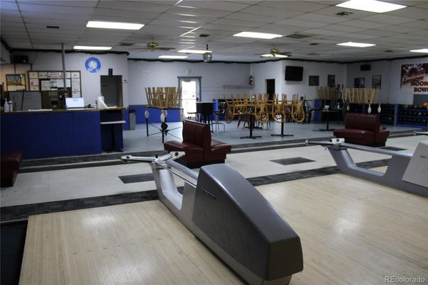 Fitness Equipment, Interior, Recessed Lighting, Wood Texture Flooring