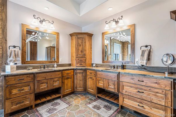 Bathroom, Dual Sink Vanities, Interior, Recessed Lighting