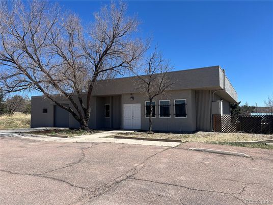 Backyard, Exterior, Facade, Ranch