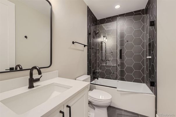 Bathroom, Dual Sink Vanities, Interior, Recessed Lighting
