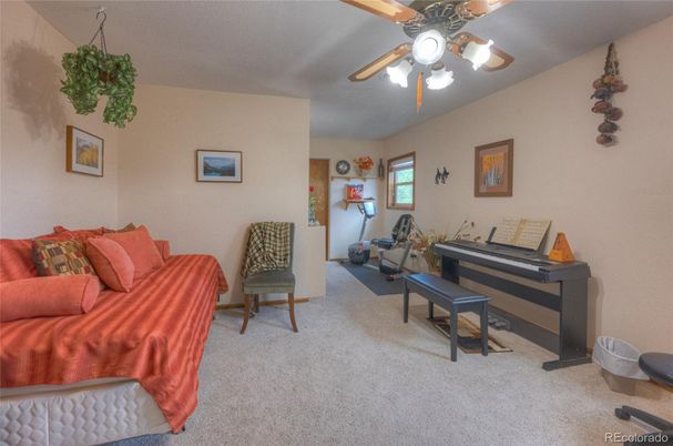 Interior, Piano