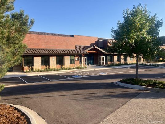 Exterior, Facade, Ranch