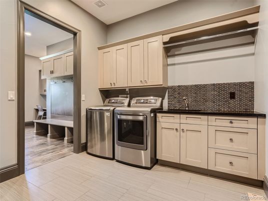 Interior, Recessed Lighting, Washer, Wood Texture Flooring