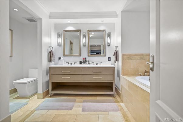 Bathroom, Dual Sink Vanities, Interior, Recessed Lighting