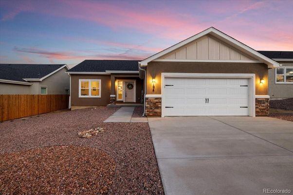 Attached, Exterior, Facade, American Craftsman