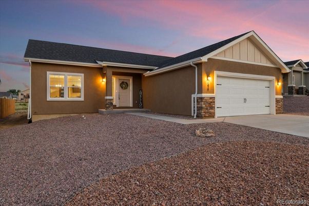 Attached, Exterior, Facade, Ranch