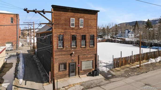 Exterior, Facade, Log Home