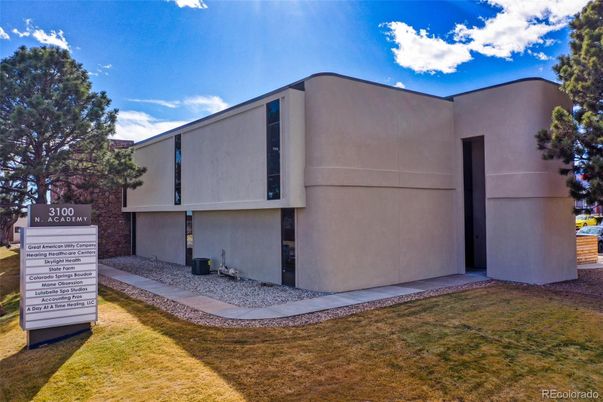 Exterior, Facade, Modern