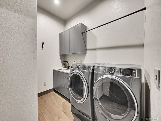 Interior, Recessed Lighting, Washer, Wood Texture Flooring