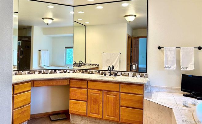 Bathroom, Dual Sink Vanities, Interior, Recessed Lighting
