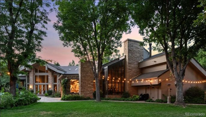 Backyard, Exterior, Facade, Brick Facade, Modern