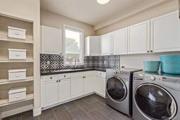 Interior, Recessed Lighting, Washer, Wood Texture Flooring