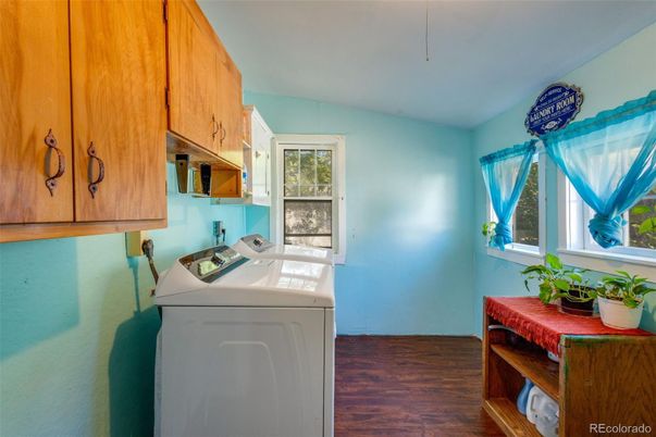 Interior, Washer, Wood Texture Flooring