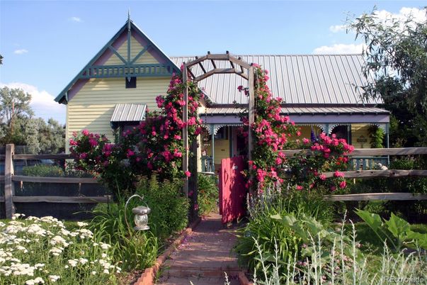 Exterior, Facade, Queen Anne Victorian