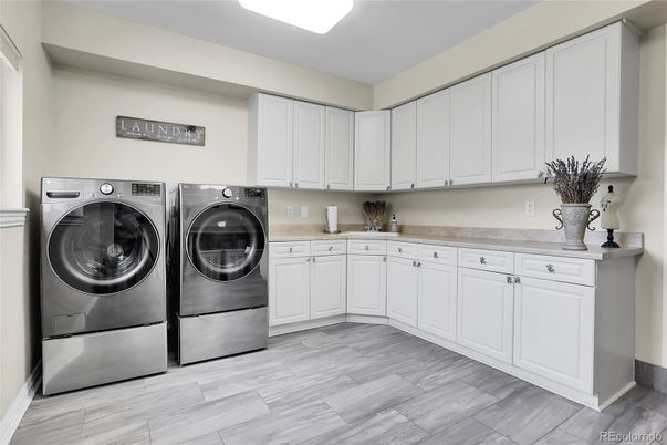 Interior, Washer, Wood Texture Flooring