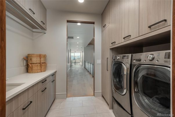 Interior, Recessed Lighting, Washer, Wood Texture Flooring