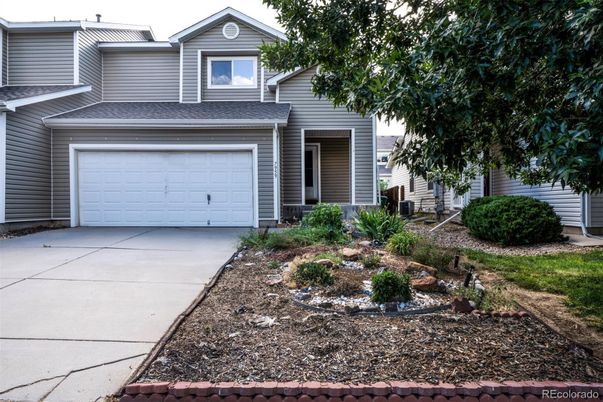 Attached, Exterior, Facade, American Craftsman