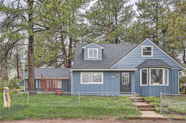 Exterior, Facade, Ranch