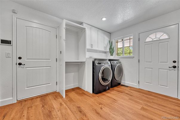 Interior, Recessed Lighting, Washer, Wood Texture Flooring