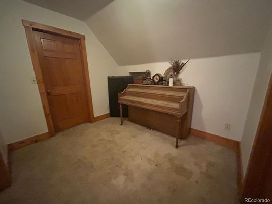 Interior, Piano