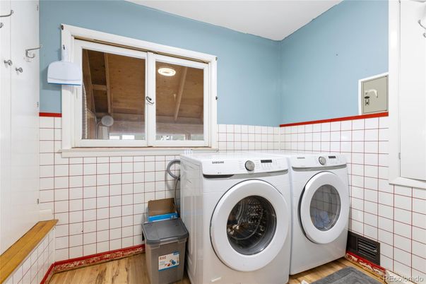 Interior, Washer, Wood Texture Flooring