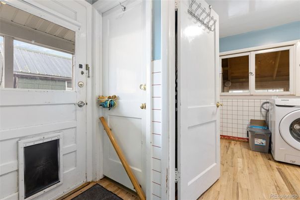 Interior, Utility Closets, Washer, Wood Texture Flooring