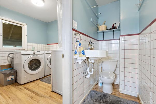 Interior, Washer, Wood Texture Flooring