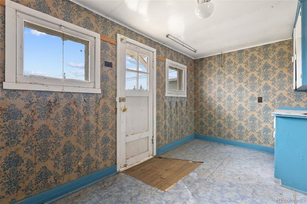 Empty room, Interior