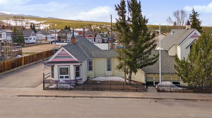 Exterior, Facade, Queen Anne Victorian