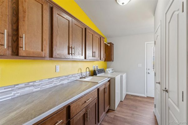 Interior, Washer, Wood Texture Flooring