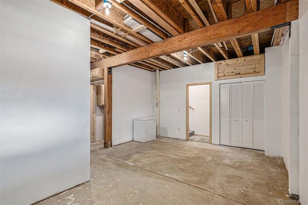 Empty room, Interior, Wooden Beams, Wooden Ceilings