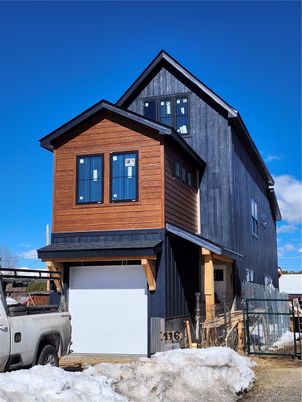Attached, Exterior, Facade, American Craftsman