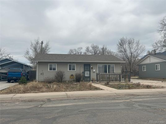 Exterior, Facade, Ranch