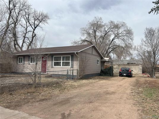 Exterior, Facade, Ranch