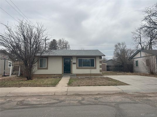 Exterior, Facade, Ranch