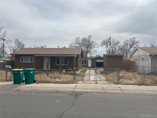 Exterior, Facade, Ranch