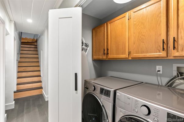 Interior, Recessed Lighting, Washer, Wood Texture Flooring