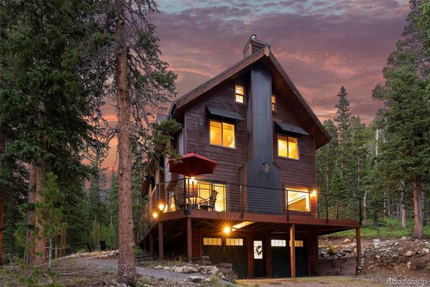 Exterior, Facade, Log Home