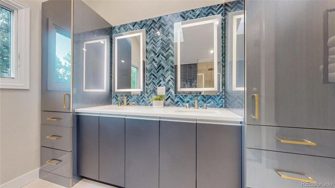 Bathroom, Dual Sink Vanities, Interior