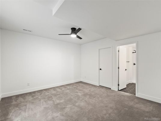 Empty room, Interior